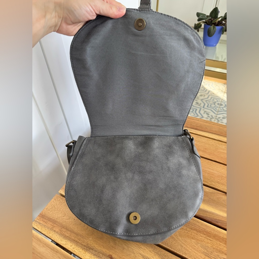 T-Shirt & Jeans Gray Faux Suede Crossbody Saddle Bag Whipstitch Boho Western - Picture 8 of 12